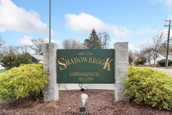 16 Shadowbrook Ln #33, Milford, MA 01757