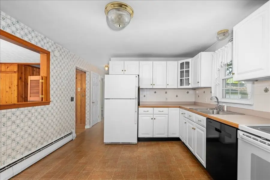 106 Elmwood St, Auburn, MA 01501 - #3
