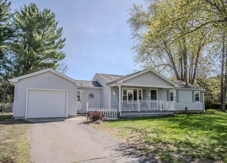 8 Applewood Ln, Holyoke, MA 01040 - #3