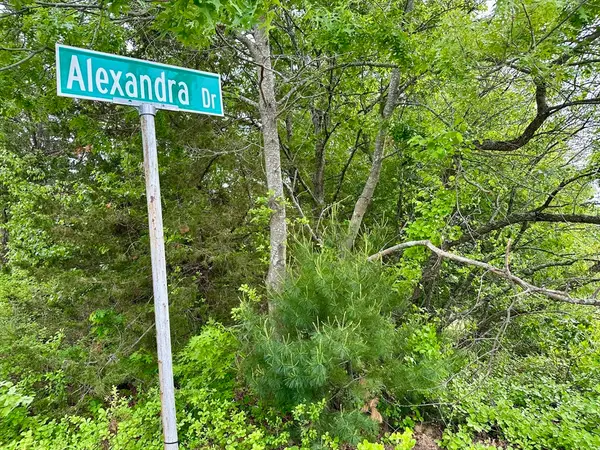 12 Alexandra Dr, Freetown, MA 02702
