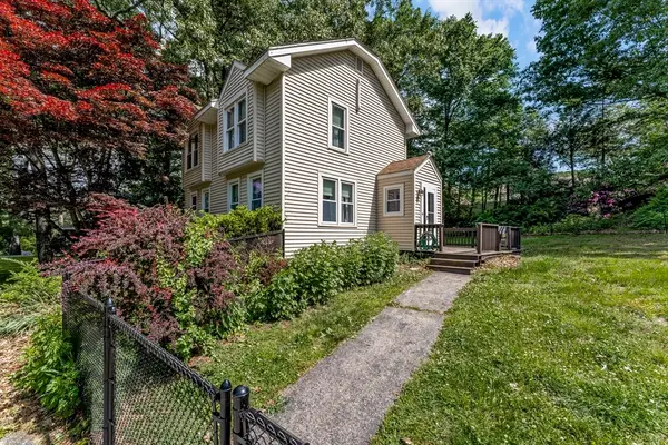 11 Scenic Ave, Webster, MA 01570