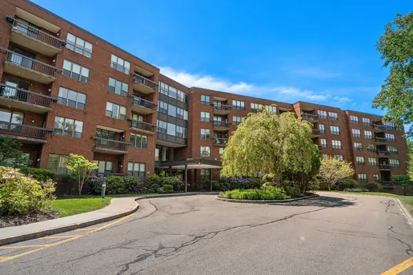 210 Nahanton St #219, Newton, MA 02459