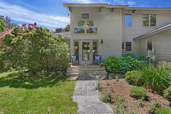 18 Puritan Dr, Oak Bluffs, MA 02557