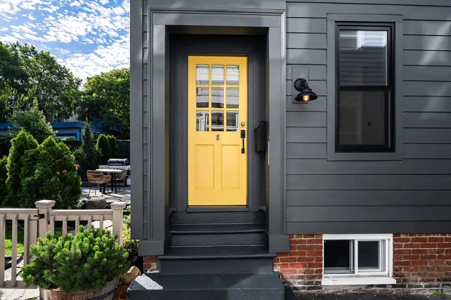 8 Bolton Pl, Boston, MA 02129 - #2