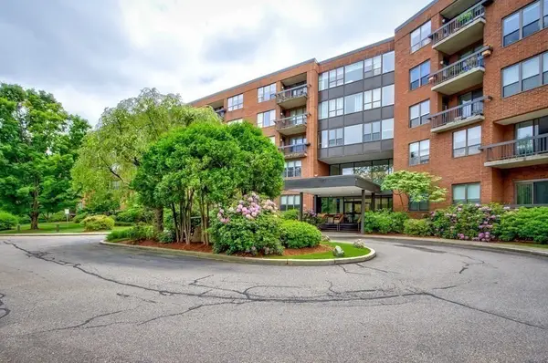 210 Nahanton St #415, Newton, MA 02459