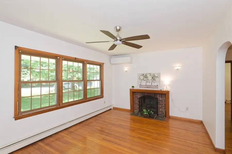 114 Plain St, Hopedale, MA 01747 - #3