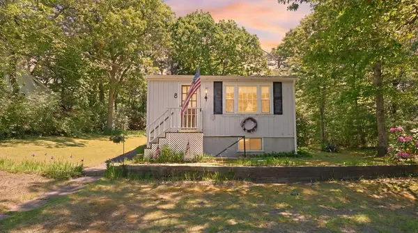 8 Alpine Rd, Plymouth, MA 02360
