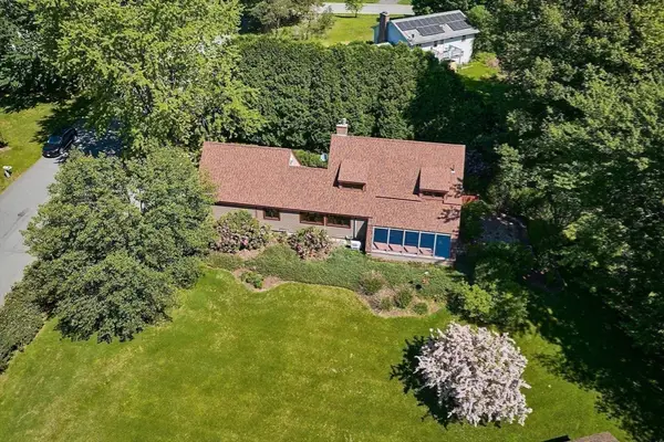 10 Hunters Hill Cir, Amherst, MA 01002