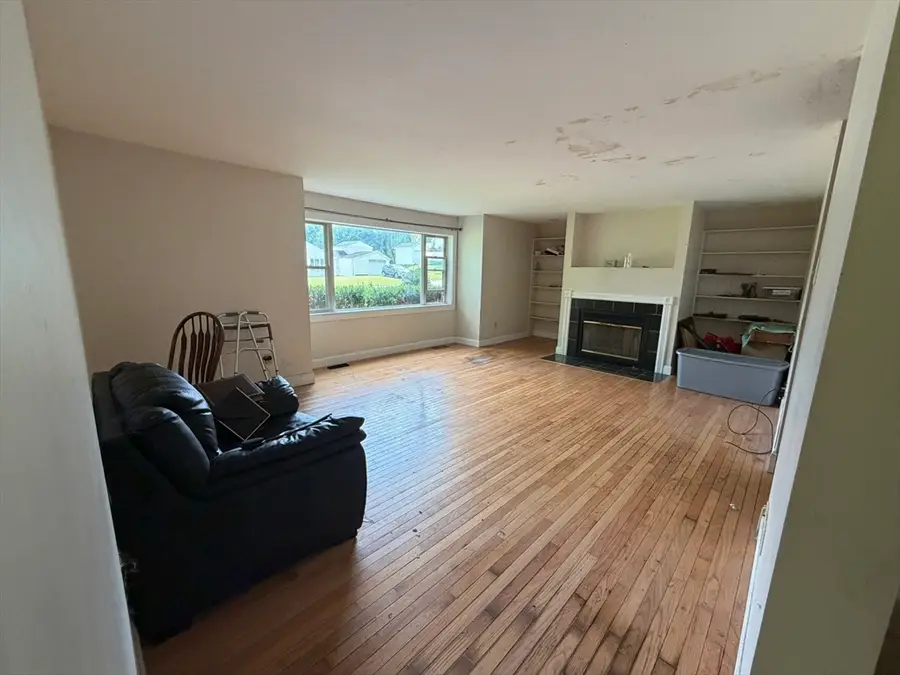 28 Budd Dr, Dudley, MA 01571 - #2