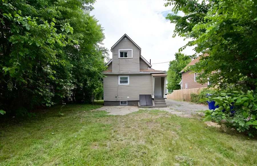 69 Manhattan St, Springfield, MA 01109 - #3