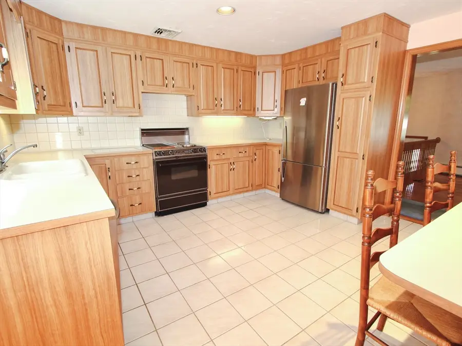8 Deerfield Rd, Shrewsbury, MA 01545 - #3