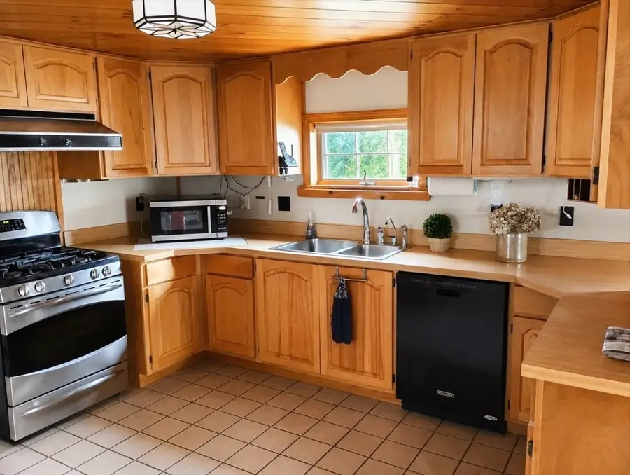 35 Maple St, Millbury, MA 01527 - #2
