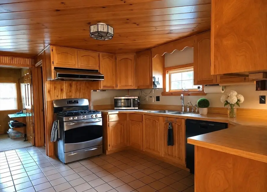 35 Maple St, Millbury, MA 01527 - #3