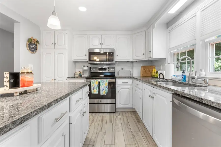 35 Oakmeadow Ln, Methuen, MA 01844 - #3