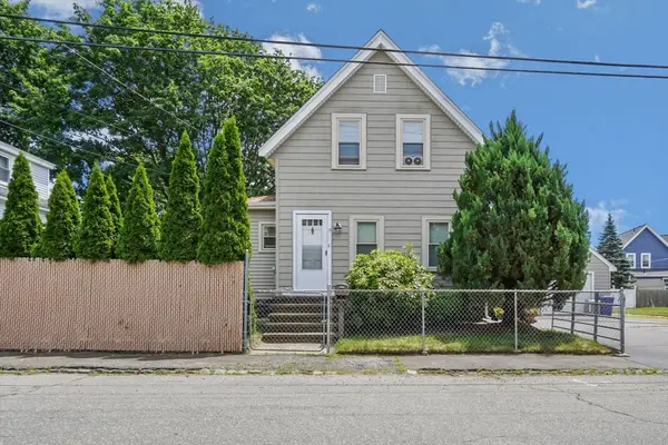 13 Waverly St, Taunton, MA 02780