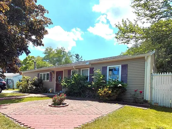 20 Laurie Ln, Lowell, MA 01851