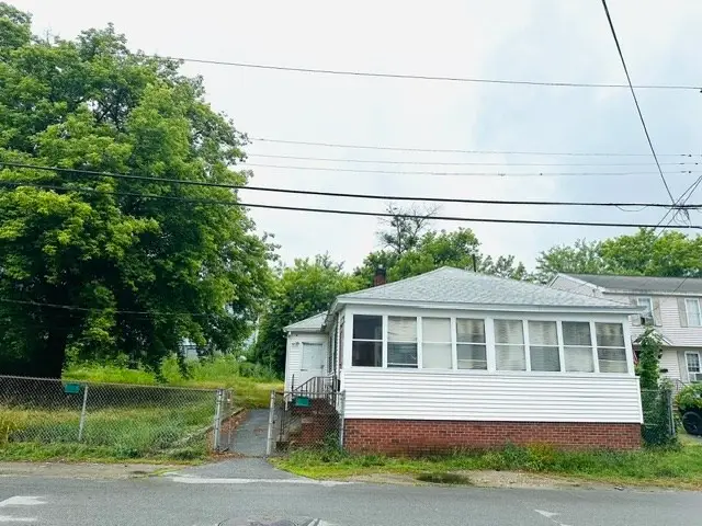 10 Lafayette St, Lowell, MA 01854 - #2