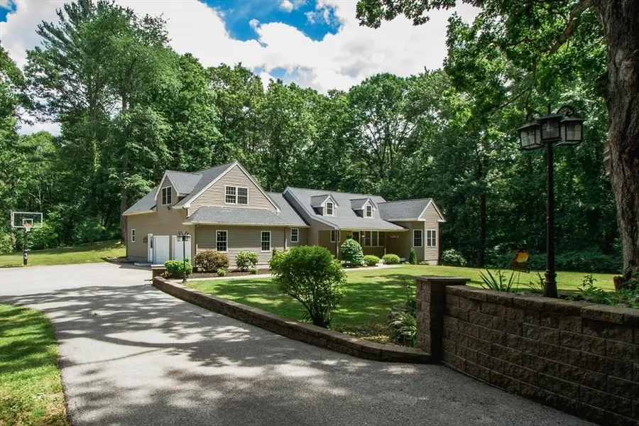 47 E Baylies Rd, Charlton, MA 01507 - #2