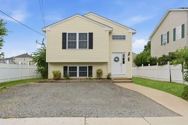 105 Lawrence St, Fall River, MA 02721 - #2
