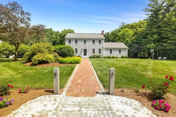 16 King Philip Path, Mendon, MA 01756