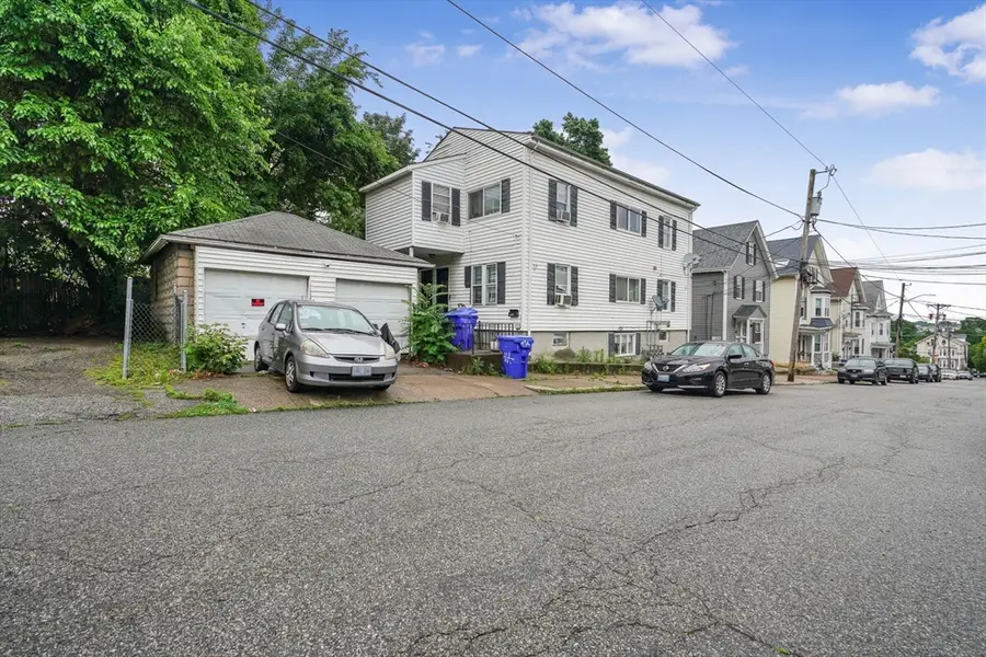 39 Highland St, Pawtucket, RI 02860 - #2