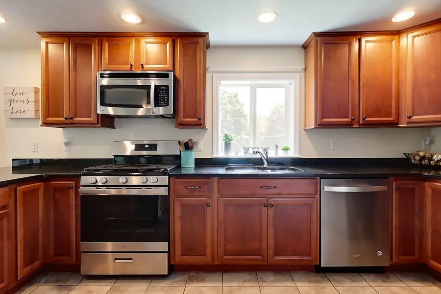 11 Province St, Pepperell, MA 01463 - #3