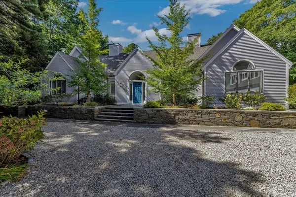 100 The Paddock Cir, Mashpee, MA 02649