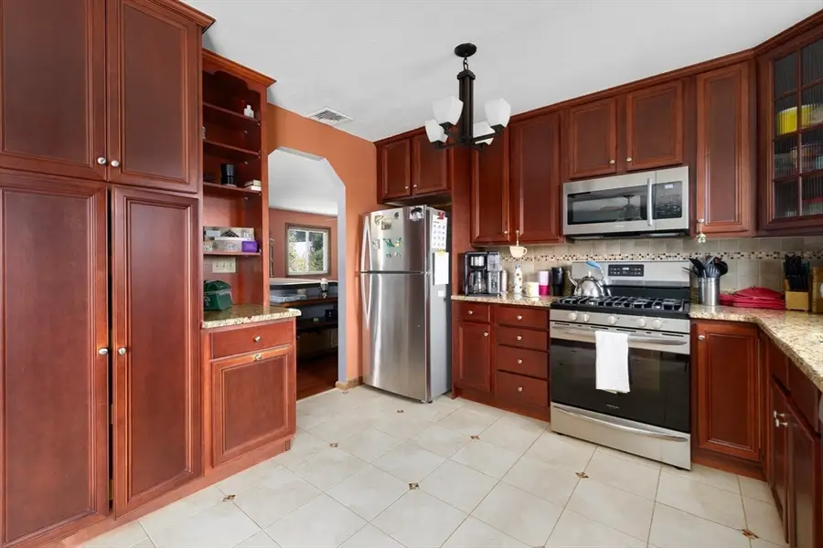 8 Tenley Ave, Dartmouth, MA 02747 - #2