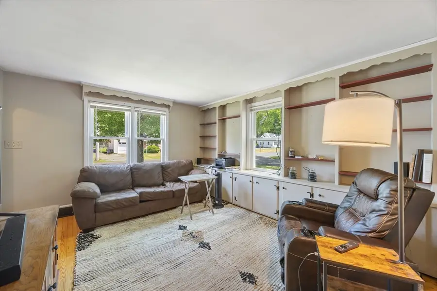 26 Thompson St, East Longmeadow, MA 01028 - #3