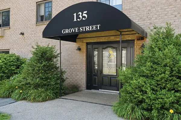 135 Grove St #131, Rockland, MA 02370