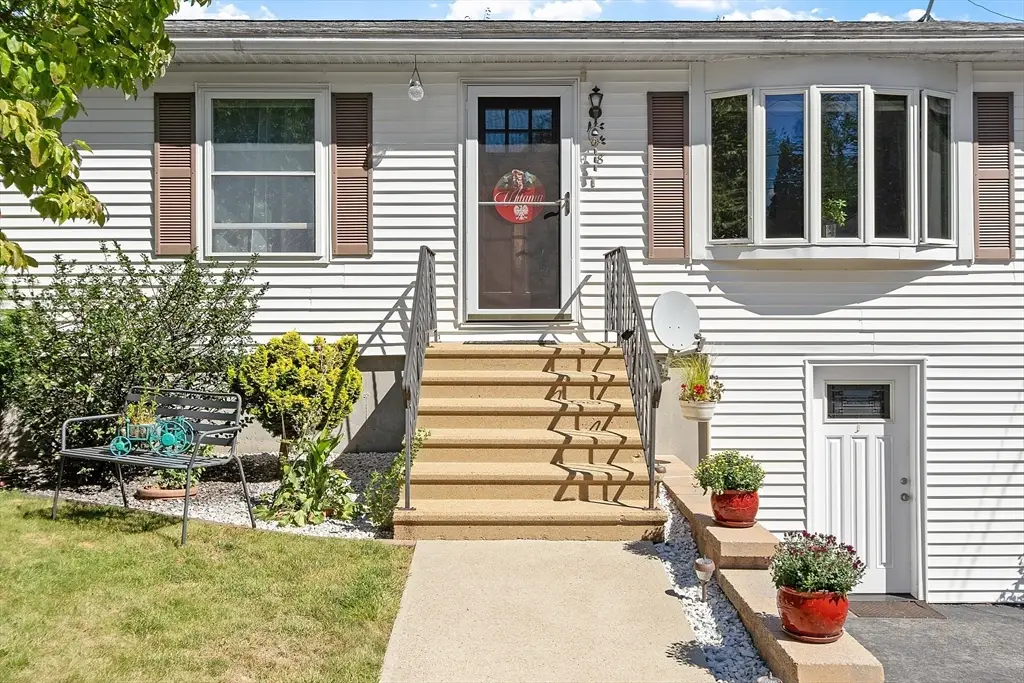 8 Pershing St, Worcester, MA 01606 - #1