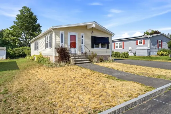 3 Queens Rd #211, Attleboro, MA 02703