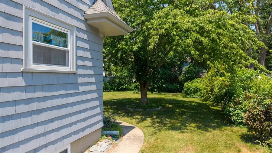 564 Montgomery St, Fall River, MA 02720 - #3