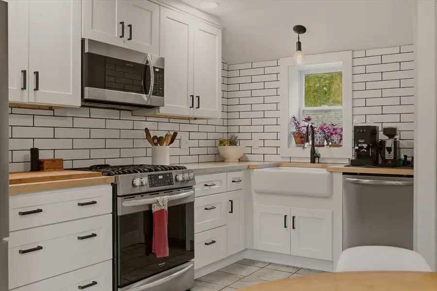 22 Hathaway Road, Dartmouth, MA 02747 - #3