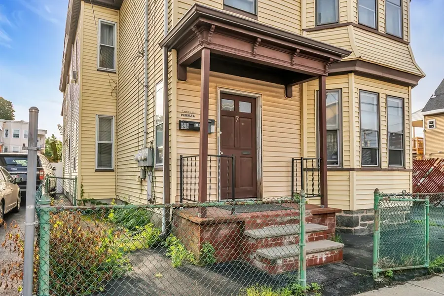 7 Trenton St, Lawrence, MA 01841 - #2