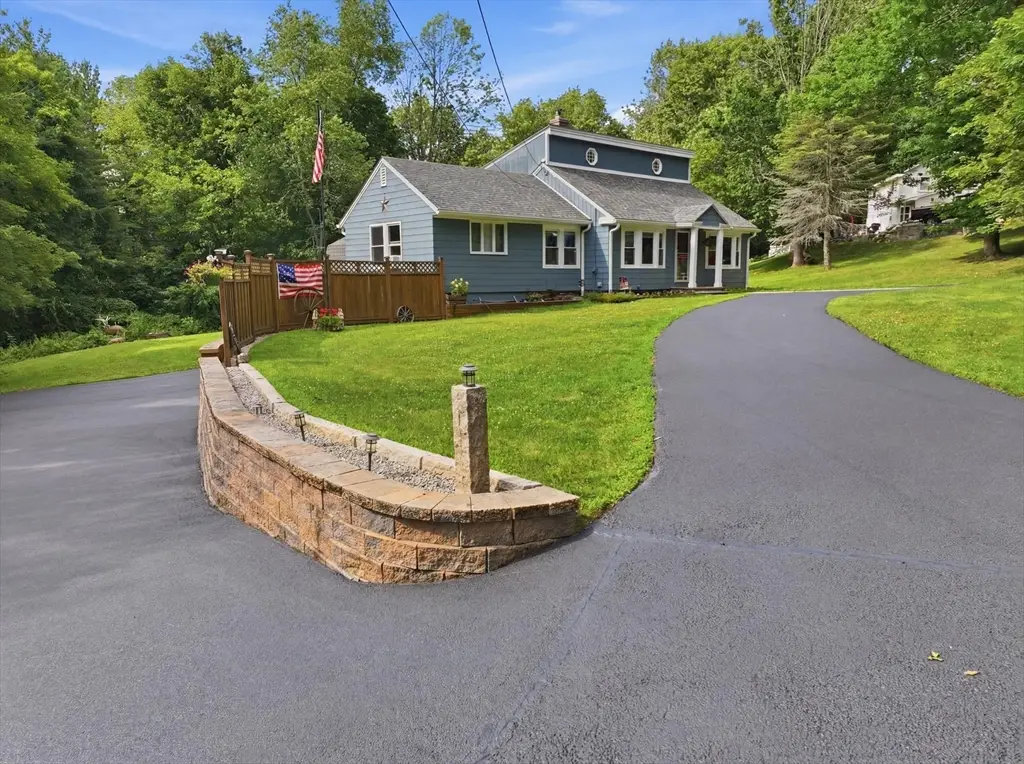 39 Stafford St, Charlton, MA 01507 - #1