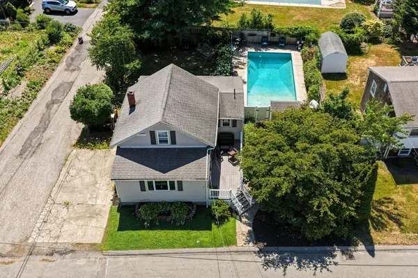102 Manzanetta Ave, Weymouth, MA 02188