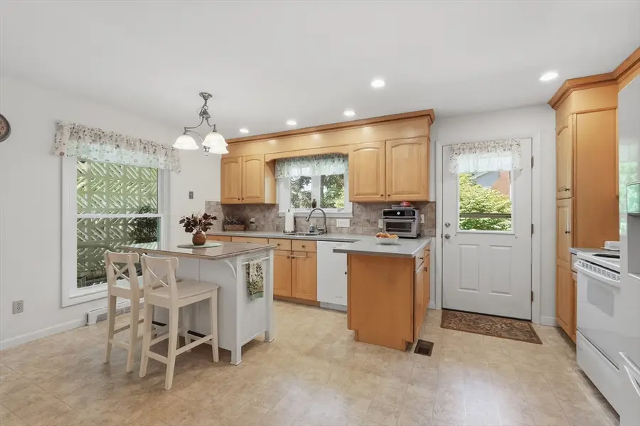 20 Clover Drive, Bridgewater, MA 02324 - #3