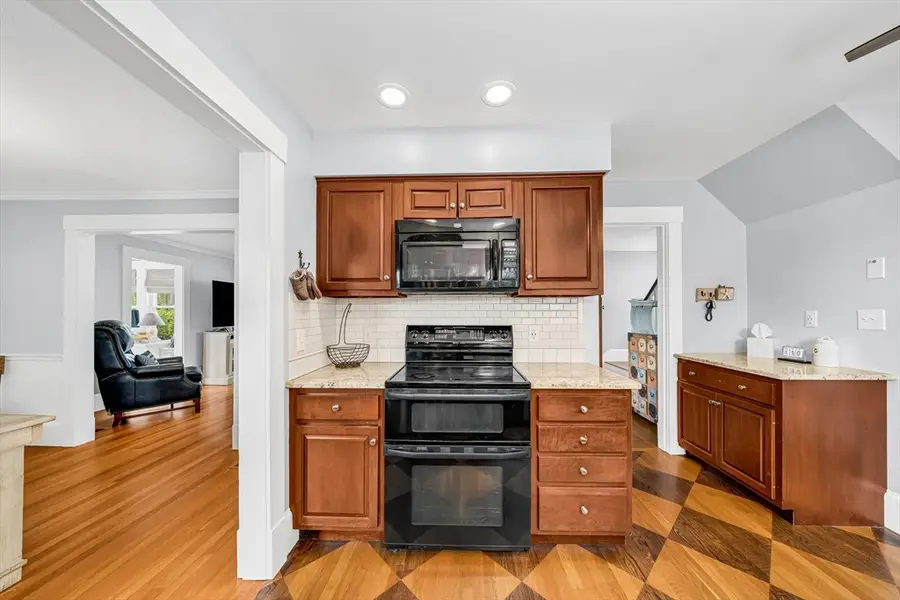 10 Essex St, Amesbury, MA 01913 - #3