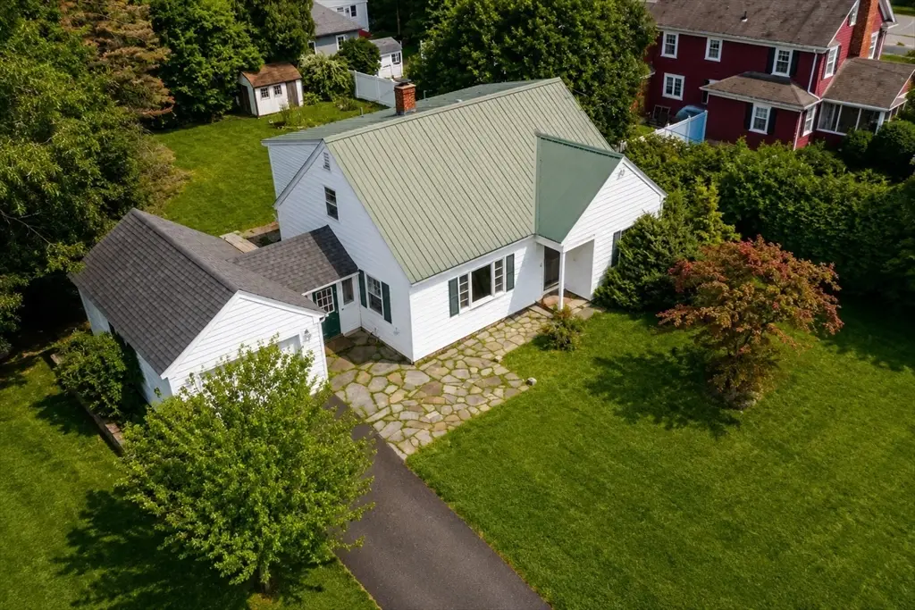 25 Montague St, Turners Falls, MA 01376 - #1