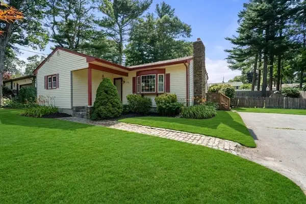 375 Middle Rd, Acushnet, MA 02743