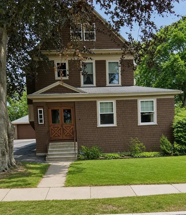 12 Henderson Ave, Worcester, MA 01603