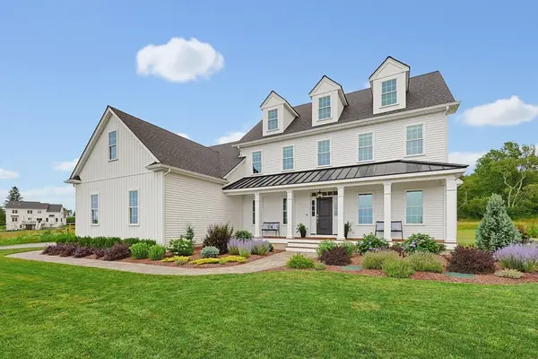 32 Bayliss Way, Uxbridge, MA 01569