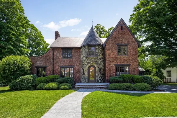 8 Bruce Ln, Newton, MA 02458