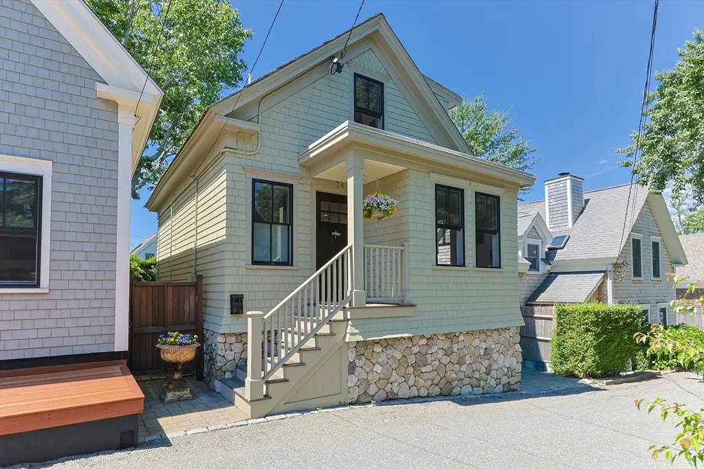 24 Cottage St, Provincetown, MA 02657 - #1