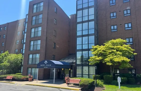4234 N Main St #505, Fall River, MA 02720