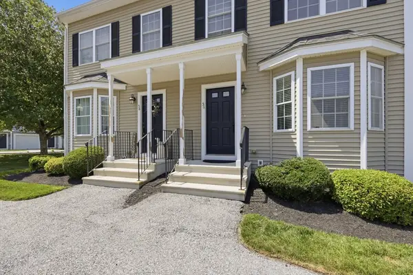 56 Whispering Pine Cir #56, Worcester, MA 01606