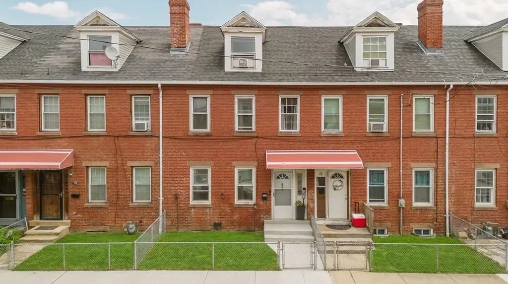 14 Center St, Holyoke, MA 01040 - #1