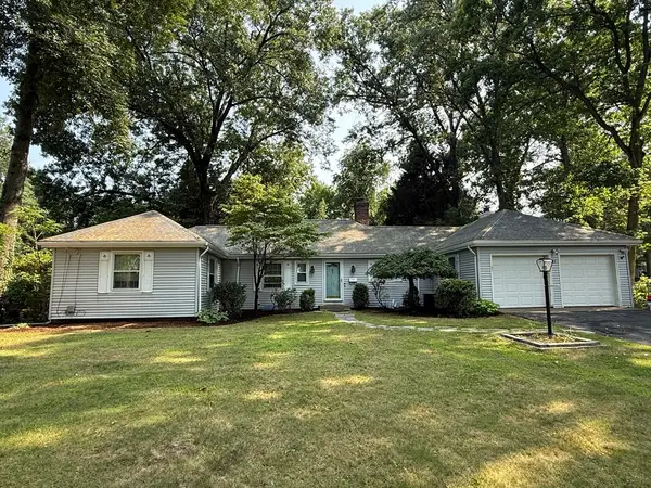 97 Overlook Dr, Springfield, MA 01118