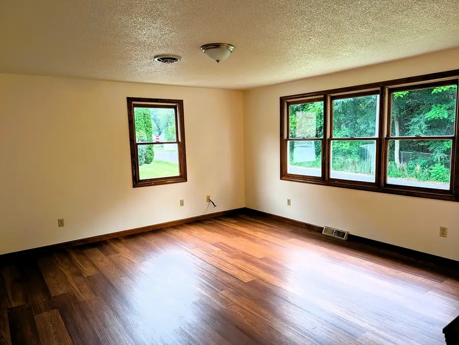 22 Pine Needle Ln, Springfield, MA 01118 - #3